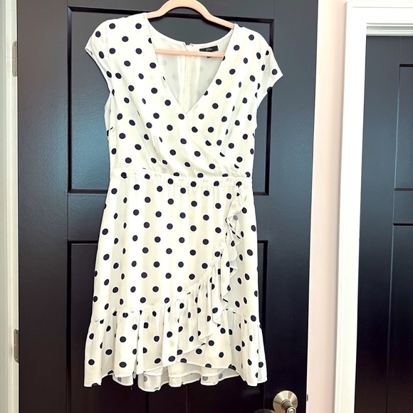 J. Crew White & Navy Polka Dot V-Neck, Front Cap Sleeve Ruffled, Dress. Size 8 - Picture 1 of 13